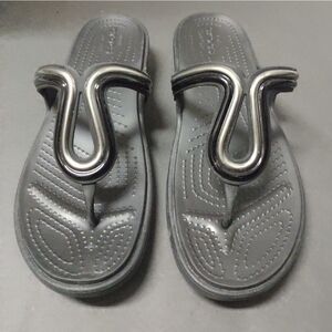 Crocs Sanrah Metalblock black gold oyster white flat comfort sandals